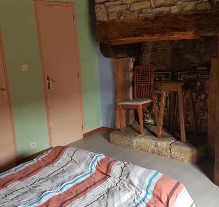 Merlevenez House | Budget-Friendly Stay at 18 St Sauveur - Family Friendly