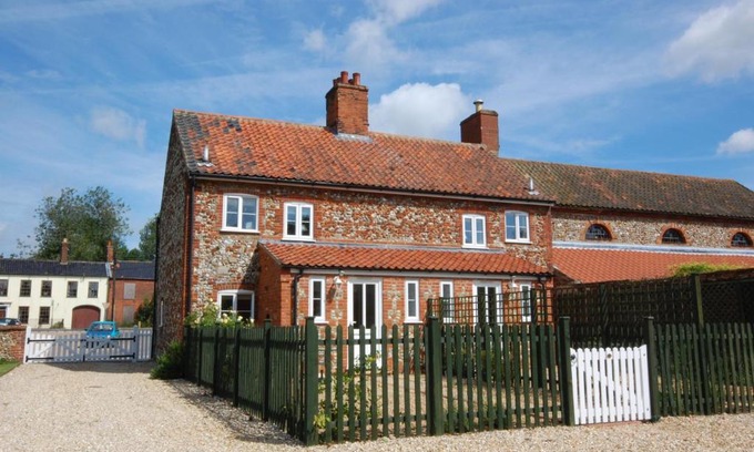 East Rudham House | Comfortable 18 The Green - Pet and Child Friendly Retreat