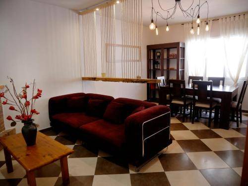 Cadalso de los Vidrios House | Spacious 5-Bedroom House with Pool for 10 Guests