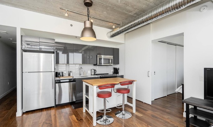 Exchange District Condo | Downtown Glasshouse: Remarkable Suite with Fast WiFi