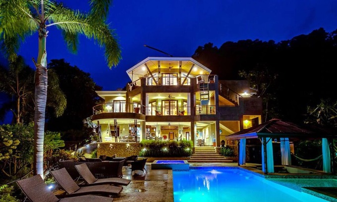 Dominical Villa | Oceanfront Paradise: Breathtaking Views in Dominical