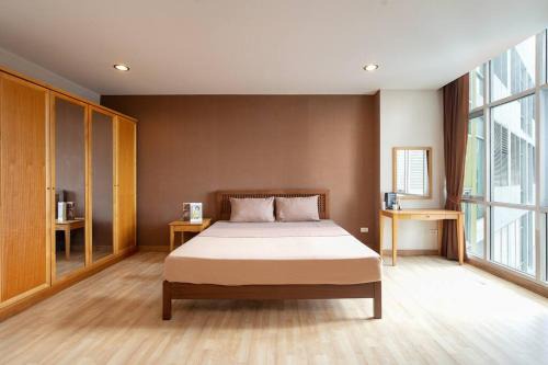Khlong Tan Nuea Apartment | Cozy Minimalist Studio with City Views - Guest Rated 9/10