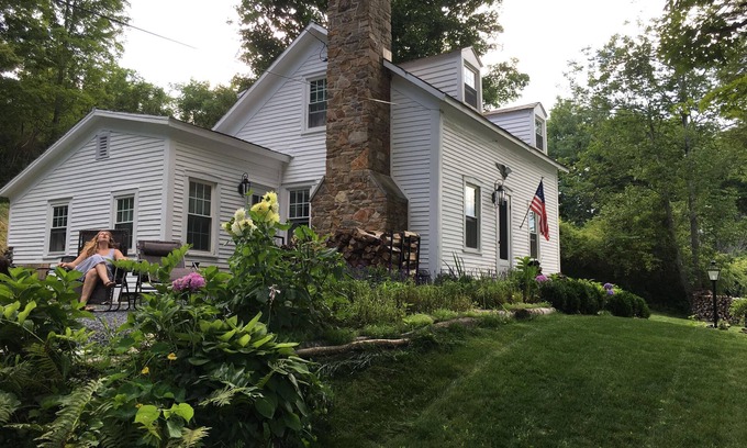West Arlington Cottage | Idyllic 1828 Vermont Cottage by the Scenic Battenkill River