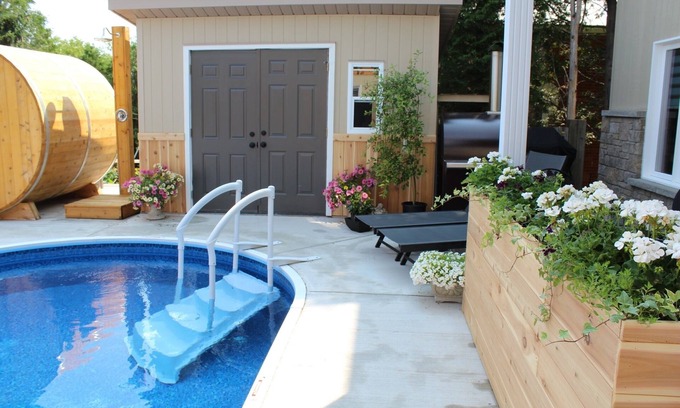 Merrickville Bed & Breakfast | Elegant 1840 Guest House: Rated 9.8 with Pool & Spa