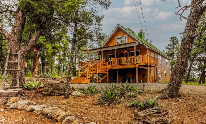 Ruidoso Cabin | Spacious 3-Bedroom Cabin for Up to 10 Guests with Pool