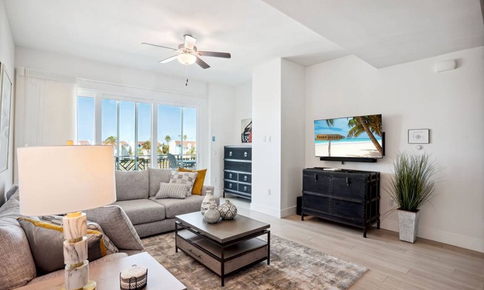 Madeira Beach Condo | Spacious Oceanfront Condo with Pool & 4 Bedrooms for Family