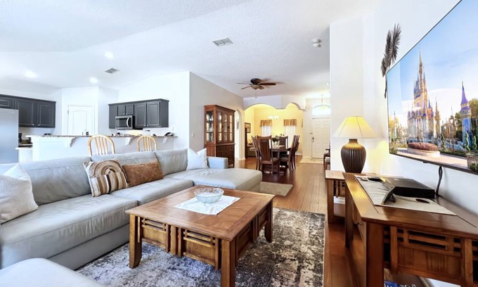 Reunion House | Ideal 5-Bedroom House with Pool for Up to 10 Guests