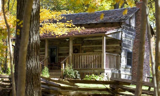 Clinton Cabin | Charming Foust Cabin: 1860 Log Home with Breakfast & Kitchen