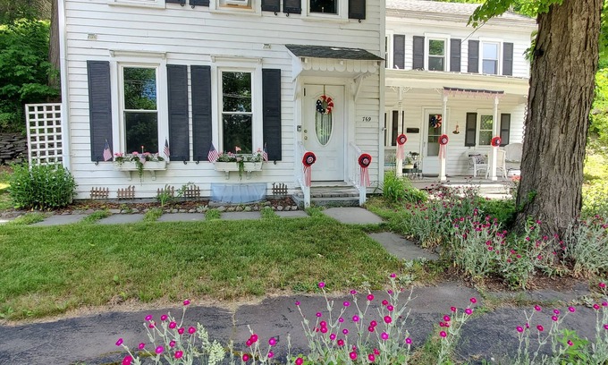 White Mills House | Historic Gildersleeve House: Ocean View & Spa Retreat