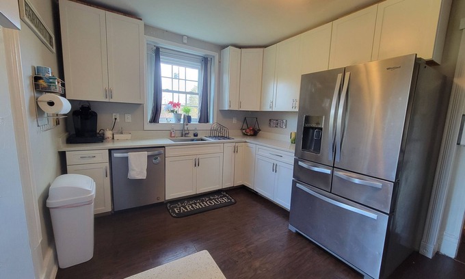Corbin Other | Charming 1870's Farmhouse with Pool & Breakfast Near I-95
