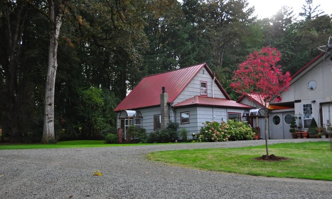 Corvallis House | Historic Farmhouse Retreat Near Oregon State University