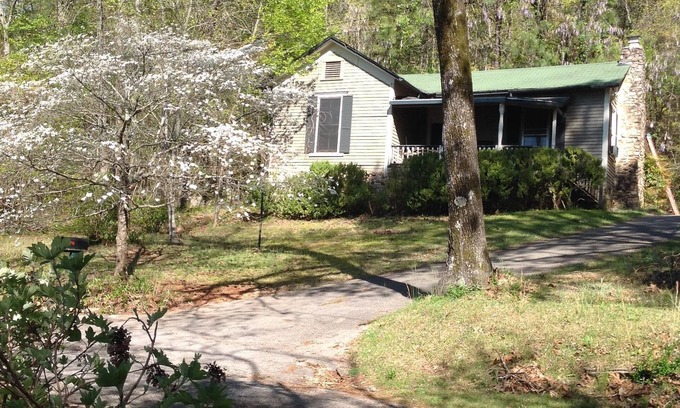 Anniston House | Private 1882 Founder’s Cottage: Gardens, Fishing & Pets Welcome