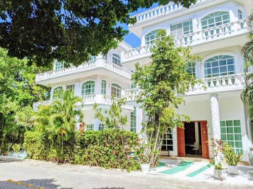 Playacar Fase I House | Spacious 18BR Castillos Playacar: Walk to Beach & More