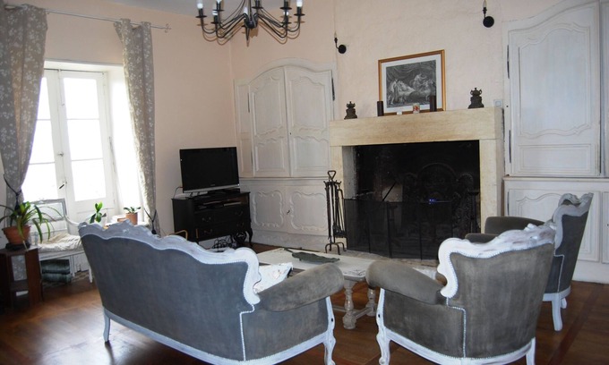 Puy-l'Eveque House | Historic Mansion Oasis in the Heart of Cahors Vineyards
