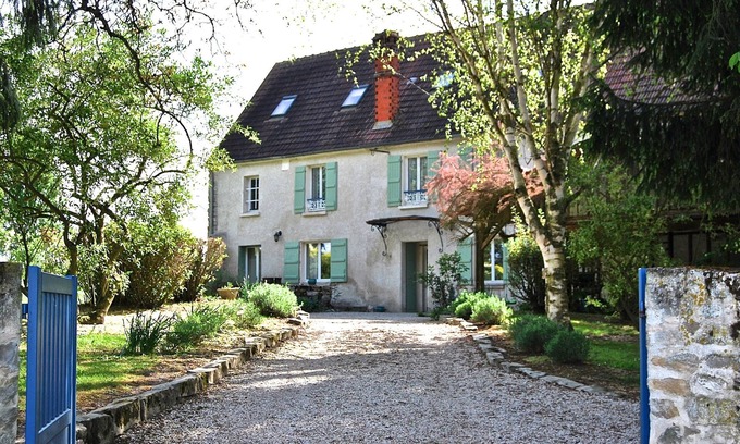 Priez Cottage | 19th Century Retreat: Pet-Friendly Getaway Near Paris