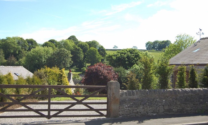 Tideswell Cottage | Charming 18th Century Stone Cottage, Family & Pet Friendly