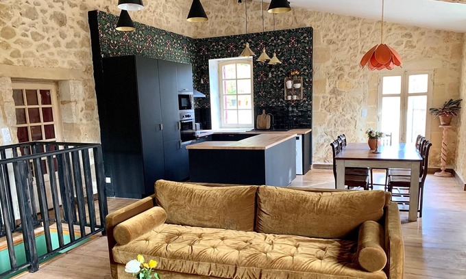 Paillet House | 18th century stone house 25 km from Bordeaux