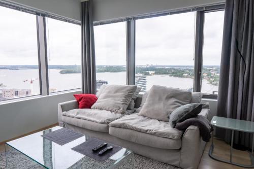 Kallio Apartment | Elevated Waterfront 1 Bedroom Suite with Hot Tub & Parking