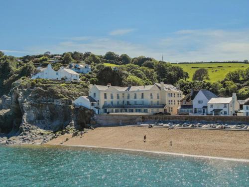 Torcross Apartment | Pet-Friendly Retreat with Ocean View at 19 At The Beach