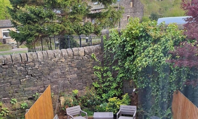 Walsden Bed & Breakfast | Top-Rated Stay at 19 Bacup Road with Family-Friendly Amenities