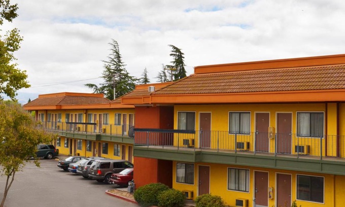 Livermore Hotel | Cozy Motel for 8 Guests with Pet-Friendly Amenities