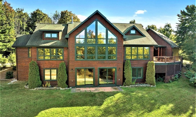 Harbor Springs Cabin | Idyllic 19-Person Log Lodge Near Beaches & Golf