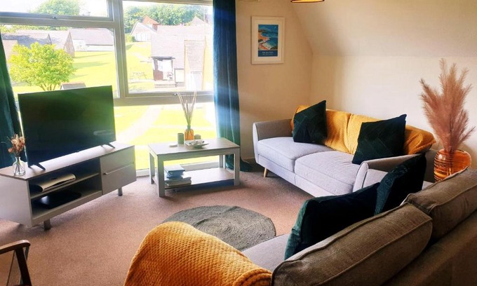 Bude House | Discover 19 the Coombe: Family-Friendly Retreat with Pool