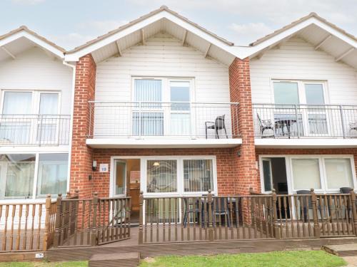 Corton House | Relaxing Retreat at 19 Waterside Park with Family Amenities