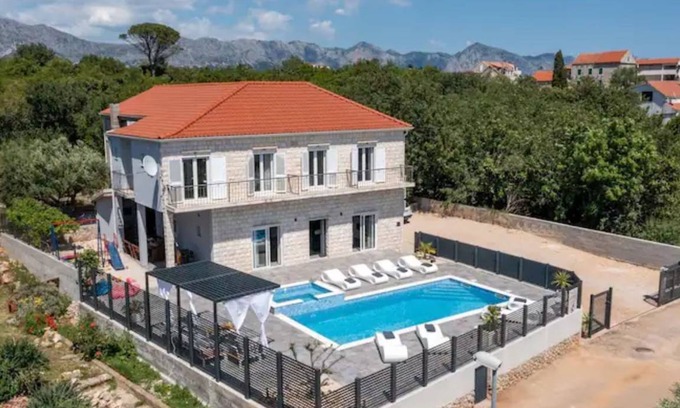Sucuraj Villa | Spacious Villa with Pool, Hot Tub & 4 Bedrooms for 10 Guests