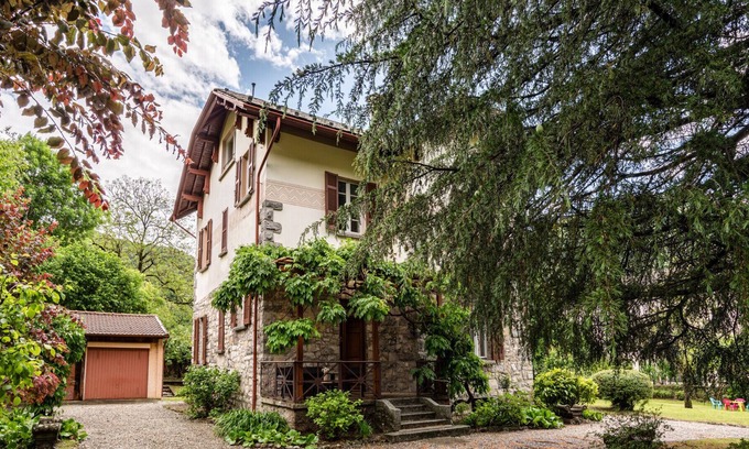 Barni Apartment | 1900s house surrounded by greenery with parking!