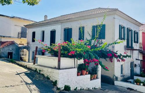 Monastiraki Villa | Experience 1908: A Journey Back in Time for Families