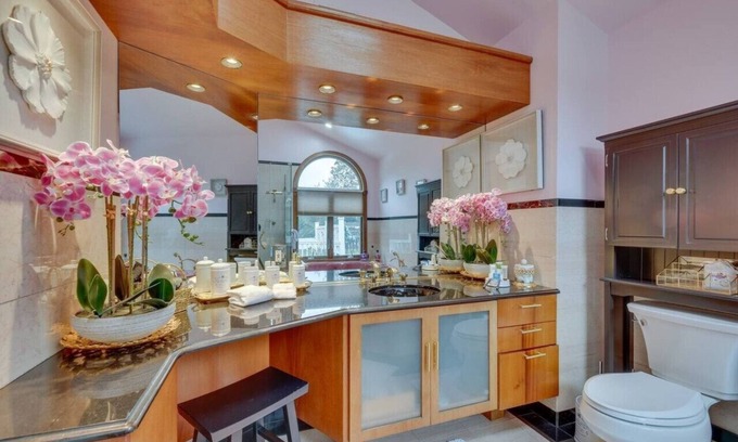 Lake Grove House | Ideal Group Retreat with Family-Friendly Amenities