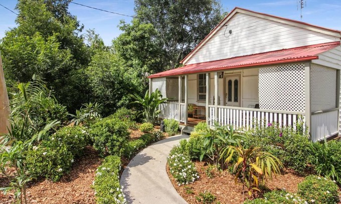 Eumundi House | Retro Queenslander Home: Pet-Friendly and Family Approved