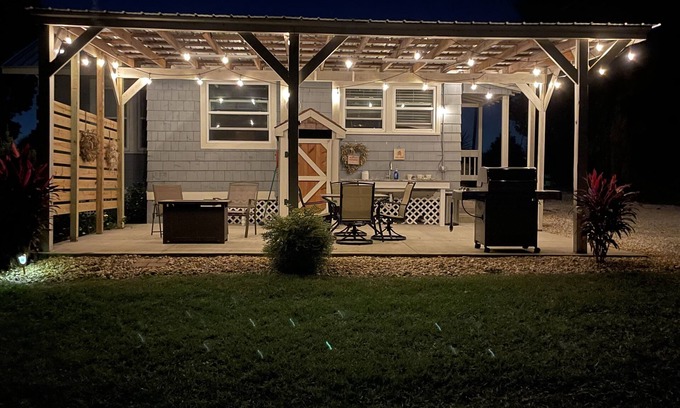 Umatilla House | Top-Rated 1920 Lake House Bungalow with Breakfast Included