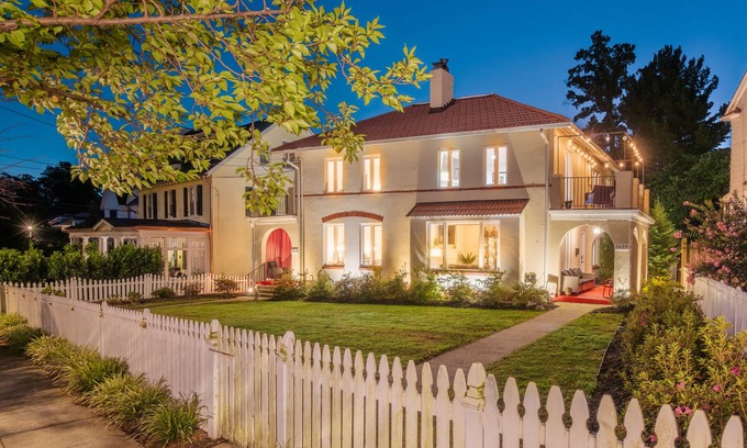 Northwest House | Charming 1920's Flat: Pet Friendly Near Attractions