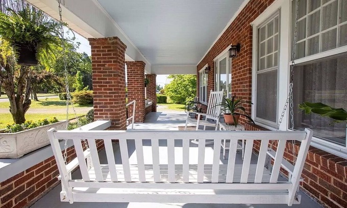 Florence House | Relaxing Farmhouse Retreat with Spa and Child-Friendly Amenities