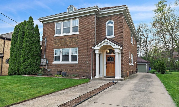 Rockford Apartment | Top-Rated 1920’s Rockford Retreat with Family & Pet Amenities