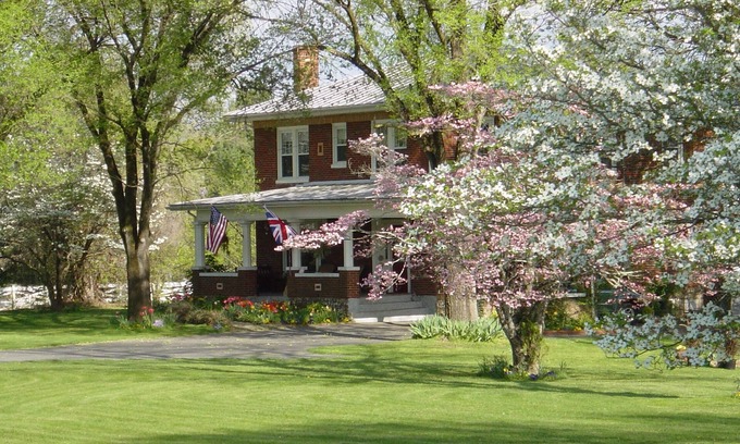 Lexington House | 1926 Guest House: Prime Location Near Virginia Horse Center