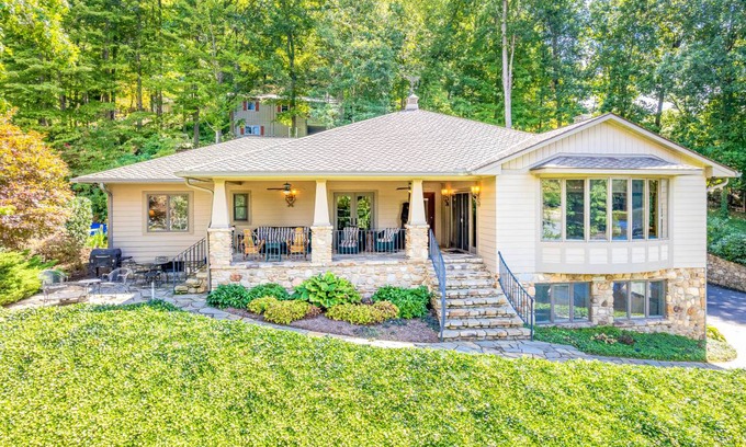 Lake Junaluska House | Spacious 5-Bedroom House for 13 Guests with Pool & Pet Friendly