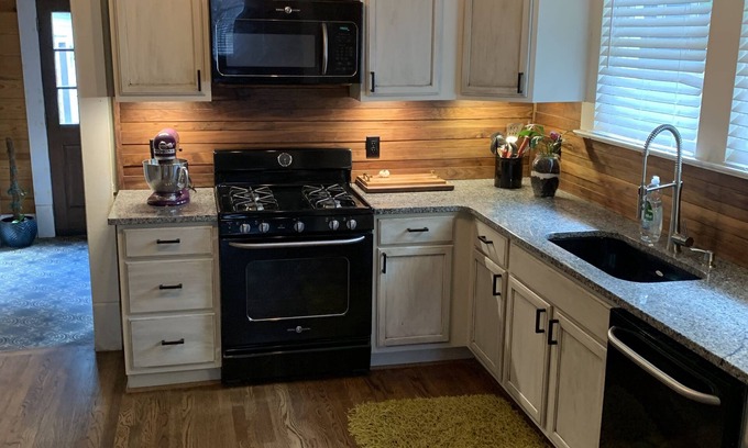 Cartersville House | Charming 1930s Downtown Bungalow - Rated 10/10 & Pet Friendly