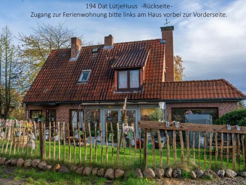 Luetjenburg Apartment | Cozy Dat LütjeHuus: Pet-Friendly Retreat with Rooftop Deck