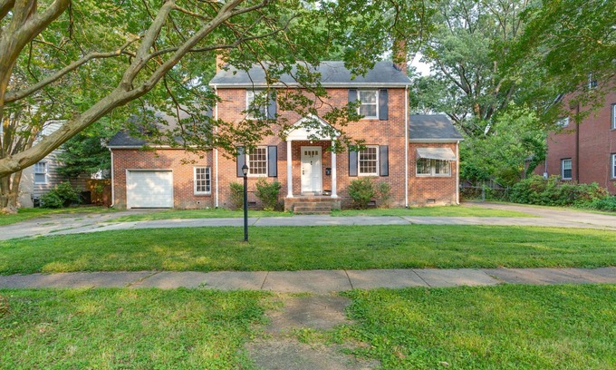Central Newport News House | Colonial Home Retreat near James River - Family Friendly Stay
