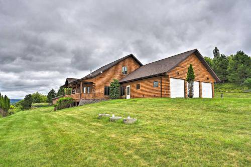 Baraboo House | Spacious 3-Bedroom House with Kitchen for 13 Guests