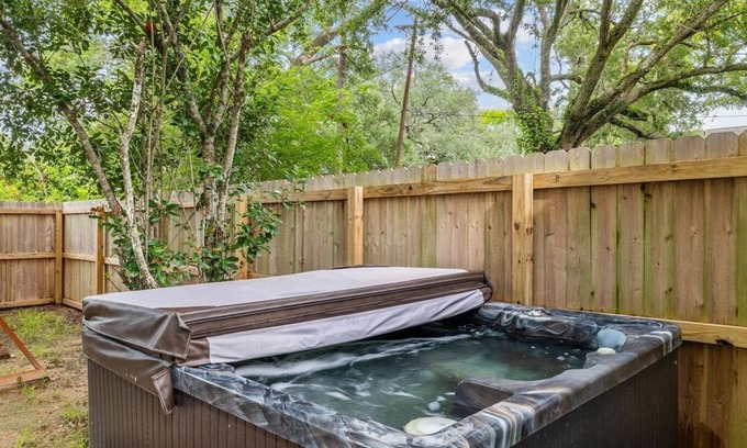 League City Cottage | Beautiful 1955 Retreat Under the Oaks in Historic Old Town