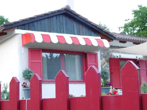 Karpenisi House | Top-Rated Rodo kai to Roido: Family-Friendly Hot Tub Retreat