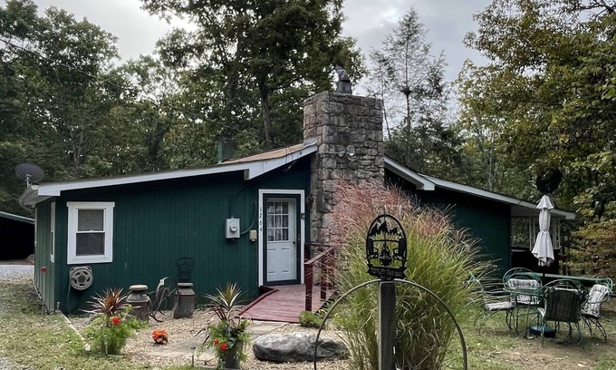 Luray Cabin | Serene 1959 TOPLEY Retreat with Pool and Spa Amenities