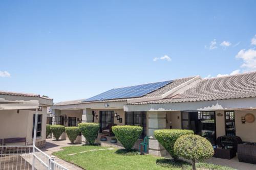 Newcastle Bed & Breakfast | Cozy Stay at 196 On Victoria Bed & Breakfast with Pool