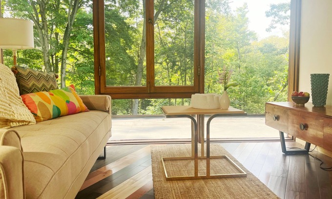 North Dumfries House | Modern Nature Retreat: Eco-Friendly Ocean Views & Hot Tub