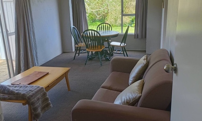 Greenlane - Ellerslie House | Retro-Inspired 2-Bed Unit with Family and Pet Amenities