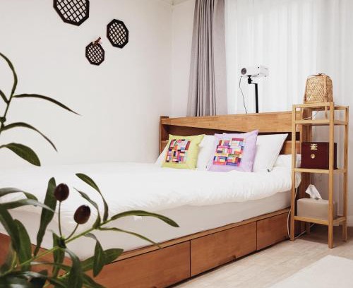 Daeheung-dong House | Eco-Friendly Retreat: Stay at 1978 with Hot Tub Access